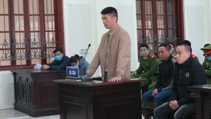 Hùng cùng đồng bọn trong phiên xét xử