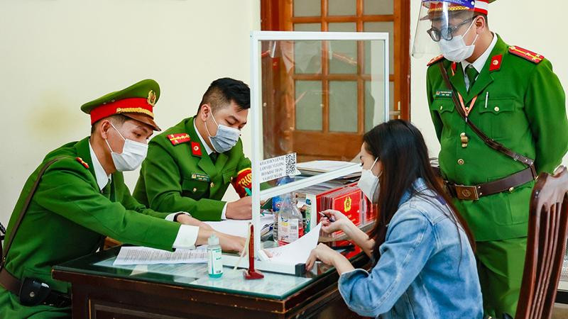 Cơ quan chức năng xử phạt cô gái Đồng Tháp vi phạm quy định phòng chống dịch (Ảnh: Zing) Cơ quan chức năng xử phạt cô gái Đồng Tháp vi phạm quy định phòng chống dịch (Ảnh: Zing)