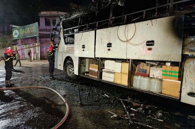 Ôtô giường nằm bị thiêu rụi, đêm 30-12 Ôtô giường nằm bị thiêu rụi, đêm 30-12