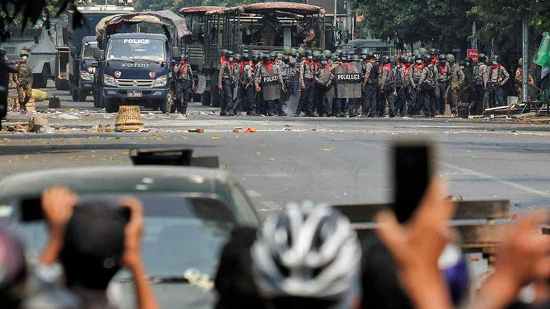 Lực lượng quân đội tập trung trên một con đường để ngăn chặn cuộc biểu tình phản đối chính biến ở Mandalay, Myanmar, ngày 3-3 Lực lượng quân đội tập trung trên một con đường để ngăn chặn cuộc biểu tình phản đối chính biến ở Mandalay, Myanmar, ngày 3-3