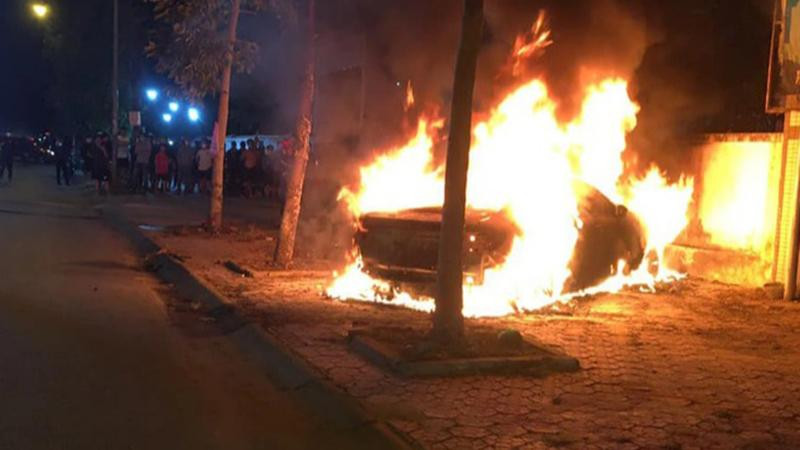 Chiếc xe ô tô bốc cháy dữ dội (Ảnh: Dân trí) Chiếc xe ô tô bốc cháy dữ dội (Ảnh: Dân trí)