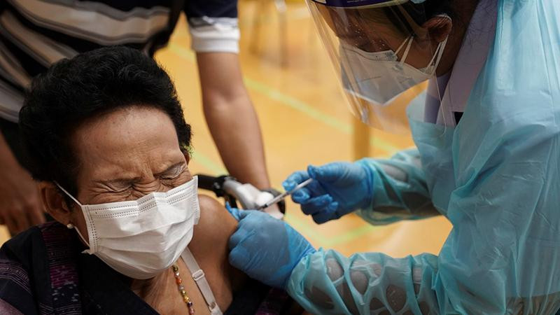 Một người được tiêm chủng ngừa Covid-19 tại Thái Lan