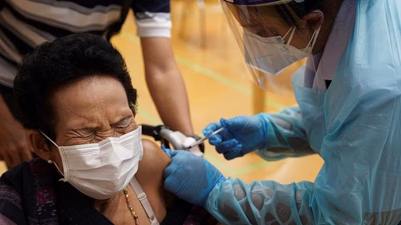 Một người được tiêm chủng ngừa Covid-19 tại Thái Lan