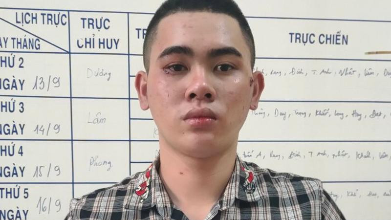 Hậu bị cảnh sát tạm giữ để điều tra về hành vi cướp giật tài sản (Ảnh: Công an cung cấp)