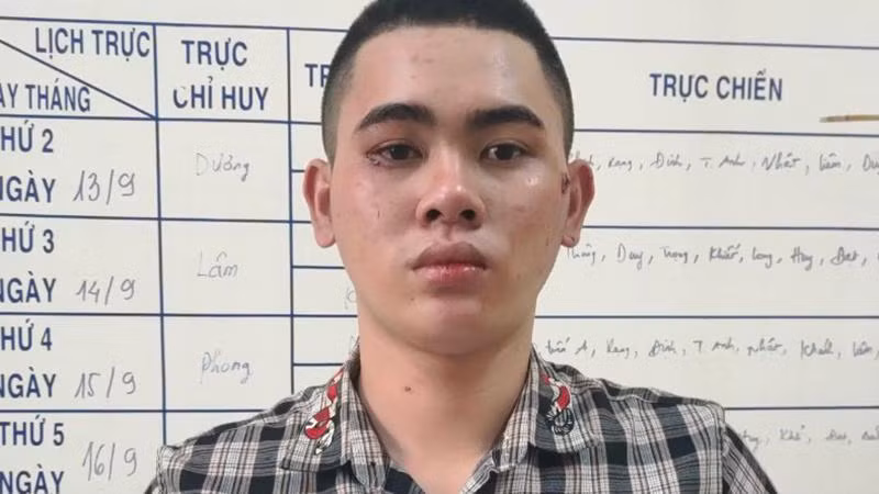 Hậu bị cảnh sát tạm giữ để điều tra về hành vi cướp giật tài sản (Ảnh: Công an cung cấp)