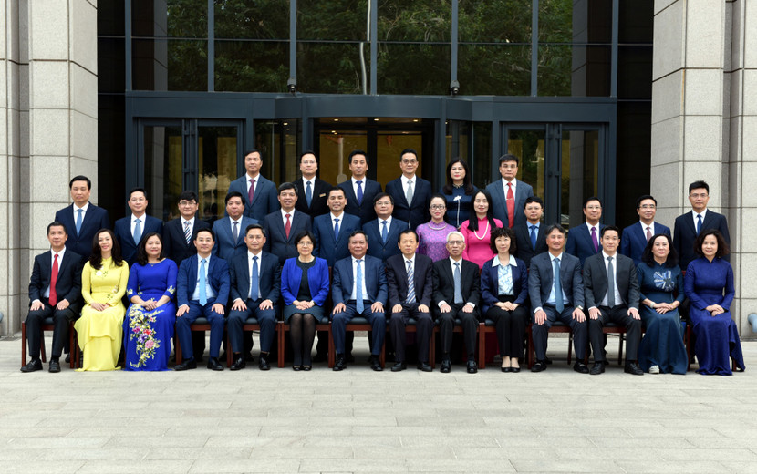 Đồng chí Nguyễn Văn Phong - Phó Bí thư Thành ủy Hà Nội; đồng chí Lưu Vĩ - Ủy viên Trung ương Đảng, Phó Bí thư Thành ủy Bắc Kinh và Đại sứ Việt Nam tại Trung Quốc Phạm Sao Mai cùng các thành viên đoàn công tác chụp ảnh lưu niệm với các học viên tại Lễ bế giảng Lớp Bồi dưỡng cán bộ nguồn quy hoạch Ban Chấp hành Đảng bộ thành phố Hà Nội nhiệm kỳ 2025-2030 tại Trường Đảng Thành ủy Bắc Kinh. (Ảnh: TTXVN) Đồng chí Nguyễn Văn Phong - Phó Bí thư Thành ủy Hà Nội; đồng chí Lưu Vĩ - Ủy viên Trung ương Đảng, Phó Bí thư Thành ủy Bắc Kinh và Đại sứ Việt Nam tại Trung Quốc Phạm Sao Mai cùng các thành viên đoàn công tác chụp ảnh lưu niệm với các học viên tại Lễ bế giảng Lớp Bồi dưỡng cán bộ nguồn quy hoạch Ban Chấp hành Đảng bộ thành phố Hà Nội nhiệm kỳ 2025-2030 tại Trường Đảng Thành ủy Bắc Kinh. (Ảnh: TTXVN)