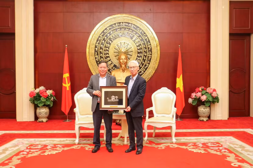 Đoàn đại biểu cấp cao Thành phố Hà Nội thăm, làm việc với Đại sứ quán Việt Nam tại Trung Quốc (Ảnh: TTXVN)