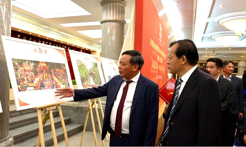 Đồng chí Nguyễn Văn Phong - Phó Bí thư Thành ủy Hà Nội, đồng chí Lưu Vĩ - Ủy viên Trung ương Đảng, Phó Bí thư Thành ủy Bắc Kinh dự Khai mạc triển lãm ảnh “Thăng Long - Tinh hoa hội tụ” chào mừng kỷ niệm 30 năm thiết lập quan hệ hữu nghị Hà Nội - Bắc Kinh (Ảnh: TTXVN) Đồng chí Nguyễn Văn Phong - Phó Bí thư Thành ủy Hà Nội, đồng chí Lưu Vĩ - Ủy viên Trung ương Đảng, Phó Bí thư Thành ủy Bắc Kinh dự Khai mạc triển lãm ảnh “Thăng Long - Tinh hoa hội tụ” chào mừng kỷ niệm 30 năm thiết lập quan hệ hữu nghị Hà Nội - Bắc Kinh (Ảnh: TTXVN)