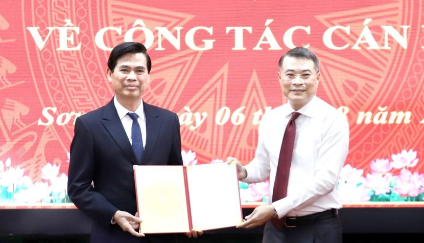 Ông Lê Minh Hưng, Ủy viên Bộ Chính trị, Bí thư Trung ương Đảng, Trưởng ban Tổ chức Trung ương trao quyết định cho ông Hoàng Quốc Khánh