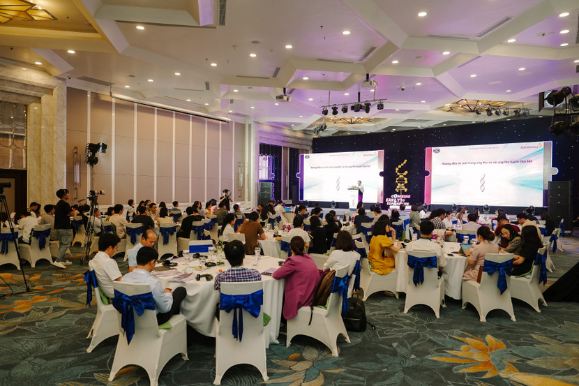 GS.TS.BS. Lê Văn Quảng phát biểu khai mạc và điều hành hội thảo