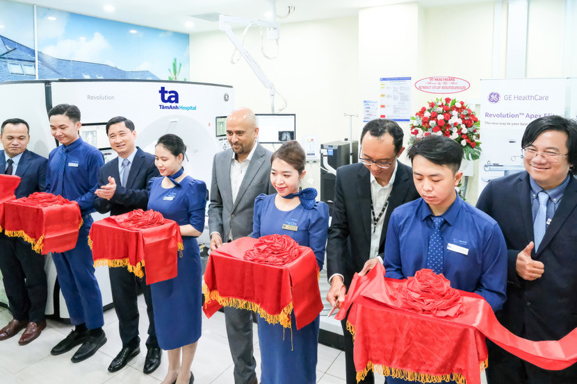 Đại diện Hệ thống Bệnh viện Đa khoa Tâm Anh và GE HealthCare cắt băng ra mắt máy chụp CT 1975 lát cắt được đặt hàng đầu tiên tại Đông Nam Á. Ảnh: Bệnh viện Đa khoa Tâm Anh Đại diện Hệ thống Bệnh viện Đa khoa Tâm Anh và GE HealthCare cắt băng ra mắt máy chụp CT 1975 lát cắt được đặt hàng đầu tiên tại Đông Nam Á. Ảnh: Bệnh viện Đa khoa Tâm Anh