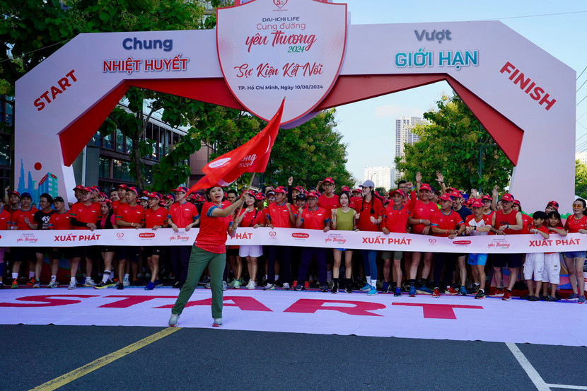 Bà Nguyễn Thị Thanh Nhã, Phó Tổng Giám đốc Tài chính Dai-ichi Life Việt Nam phất cờ xuất phát tại Sự kiện Kết nối – Chạy bộ vượt chướng ngại vật - Dai-ichi Life – Cung Đường Yêu Thương 2024