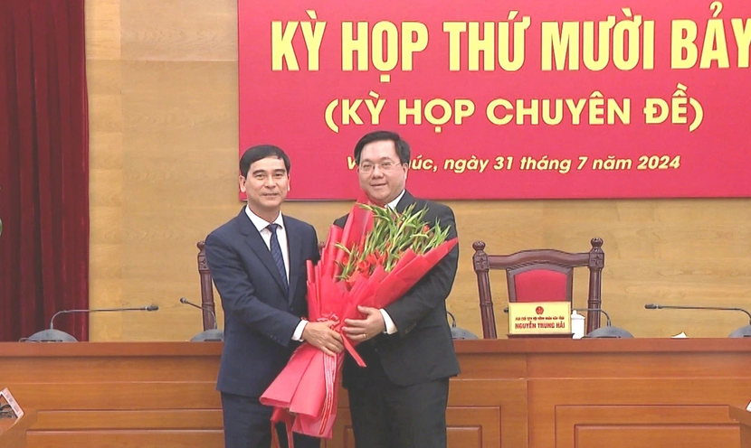 Bí thư Tỉnh ủy Vĩnh Phúc Dương Văn An tặng hoa chúc mừng ông Trần Duy Đông