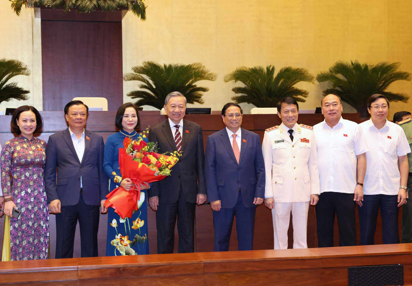 Các đồng chí lãnh đạo Đảng, Nhà nước, đại biểu Quốc hội chúc mừng tân Bộ trưởng Bộ Công an, Thượng tướng Lương Tam Quang và tân Phó Chủ tịch Quốc hội Nguyễn Thị Thanh