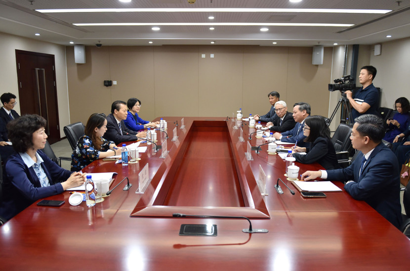 Đoàn đại biểu cấp cao Thành phố Hà Nội hội kiến đồng chí Lưu Vĩ, Ủy viên Trung ương Đảng, Phó Bí thư Thành ủy Bắc Kinh (Ảnh: TTXVN) Đoàn đại biểu cấp cao Thành phố Hà Nội hội kiến đồng chí Lưu Vĩ, Ủy viên Trung ương Đảng, Phó Bí thư Thành ủy Bắc Kinh (Ảnh: TTXVN)