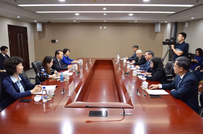 Đoàn đại biểu cấp cao Thành phố Hà Nội hội kiến đồng chí Lưu Vĩ, Ủy viên Trung ương Đảng, Phó Bí thư Thành ủy Bắc Kinh (Ảnh: TTXVN)