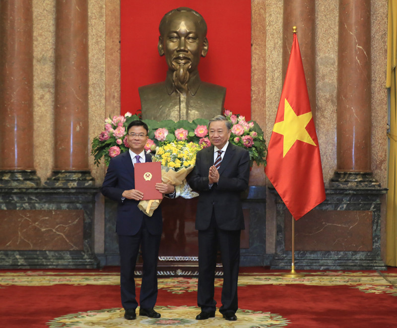 Chủ tịch nước Tô Lâm trao Quyết định bổ nhiệm cho Phó Thủ tướng Lê Thành Long. (Ảnh: TTXVN)