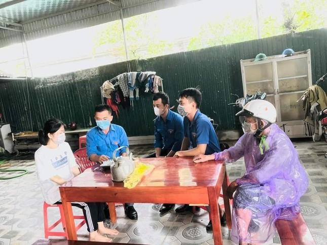 Các đồng chí đoàn viên đến chia sẻ, động viên H. tiếp tục kỳ thi quan trọng của mình Các đồng chí đoàn viên đến chia sẻ, động viên H. tiếp tục kỳ thi quan trọng của mình