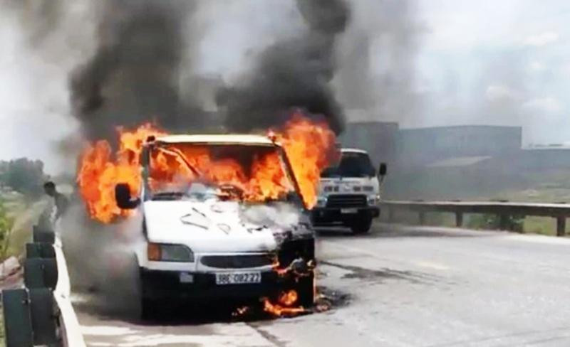 Ngọn lửa bùng lên và bao trùm lấy chiếc xe