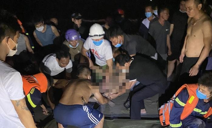 Đến 20h cùng ngày, lần lượt hai thi thể của anh em H. được tìm thấy Đến 20h cùng ngày, lần lượt hai thi thể của anh em H. được tìm thấy