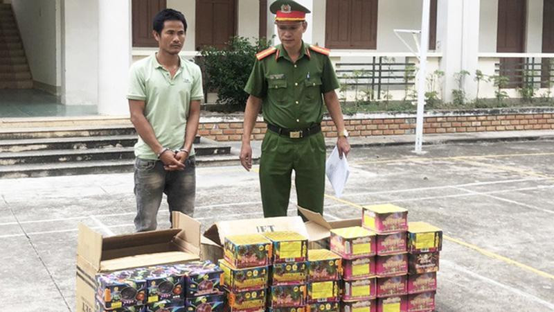 Dũng cùng tang vật thu giữ Dũng cùng tang vật thu giữ