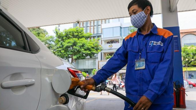 Người dân đổ xăng tại góc đường Hai Bà Trưng - Trần Cao Vân , quận 1, TP HCM