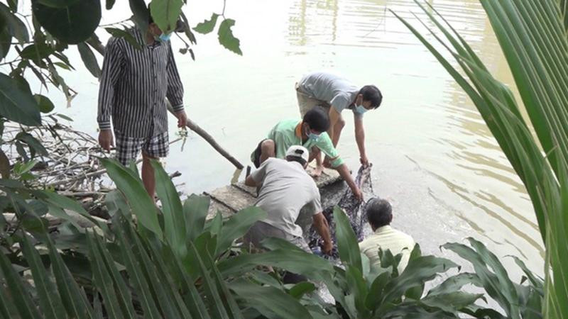 Thi thể nạn nhân được vớt lên bờ