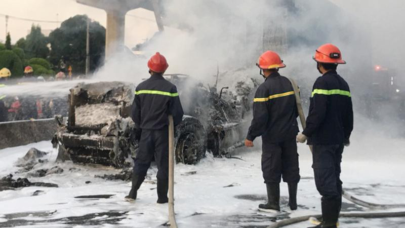 Xe container bị thiêu rụi Xe container bị thiêu rụi