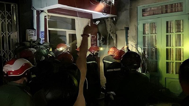 Cảnh sát tiếp cận căn nhà xảy ra cháy Cảnh sát tiếp cận căn nhà xảy ra cháy