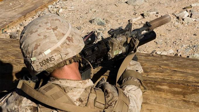 Lính thủy quân lục chiến Mỹ huấn luyện với súng gắn ống giảm thanh tại thao trường Twentynine Palms, bang California Lính thủy quân lục chiến Mỹ huấn luyện với súng gắn ống giảm thanh tại thao trường Twentynine Palms, bang California