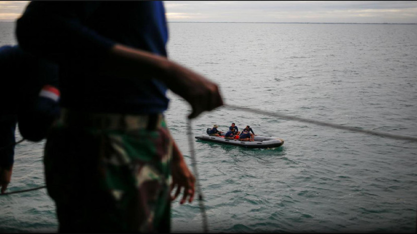 Các thợ lặn hải quân Indonesia tham gia chiến dịch tìm kiếm và cứu nạn cho chuyến bay SJ 182 của Sriwijaya Air, tại vùng biển ngoài khơi bờ biển Jakarta, Indonesia, ngày 12-1-2021.