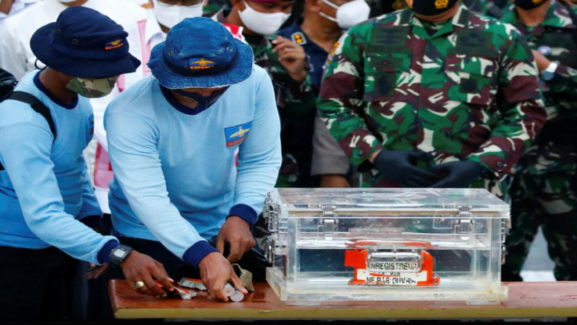 Hải quân Indonexia mang theo một phần hộp đen thu hồi được của chuyến bay Sriwijaya Air SJ 182.