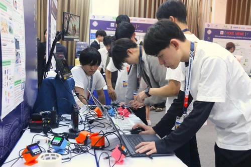 36 đội tuyển từ 4 quốc gia tham dự cuộc thi lập trình quốc tế NAPROCK