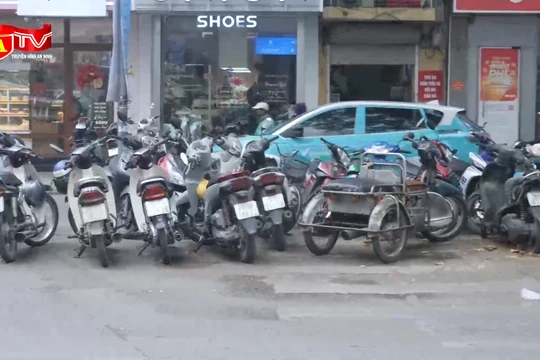 Tình trạng lấn chiếm lòng đường, vỉa hè và đỗ xe trái phép tại phố Phùng Hưng, phường Hoàn Kiếm