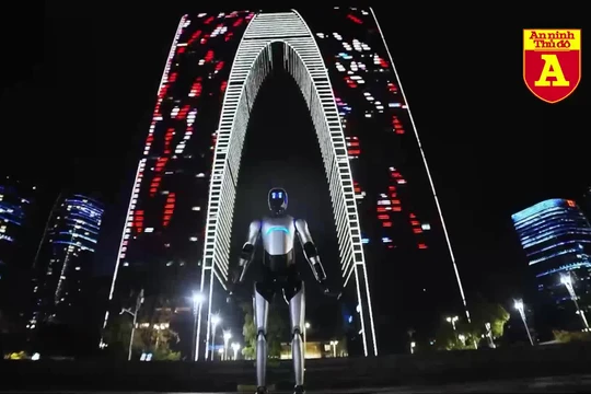 Sốc: Robot Trung Quốc đi bộ 3 ngày xuyên thành phố, lập kỷ lục thế giới