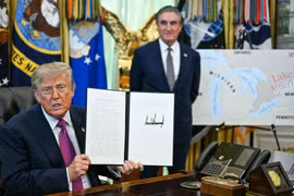 Phản ứng của Canada sau khi Tổng thống Trump đổi tên hồ Ontario 400 năm thành… ‘hồ Mỹ’