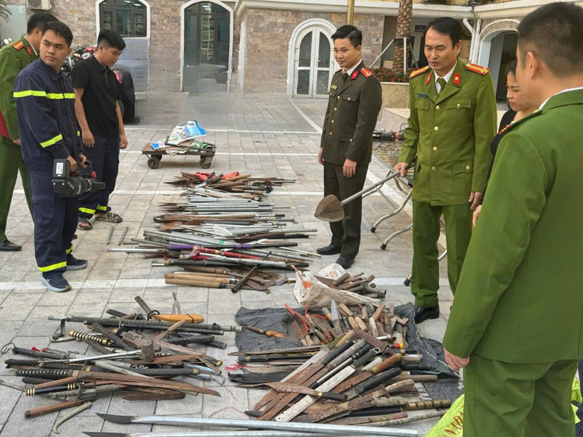Công an quận Tây Hồ tiêu hủy hàng trăm vũ khí, vật liệu nổ và công cụ hỗ trợ ảnh 1