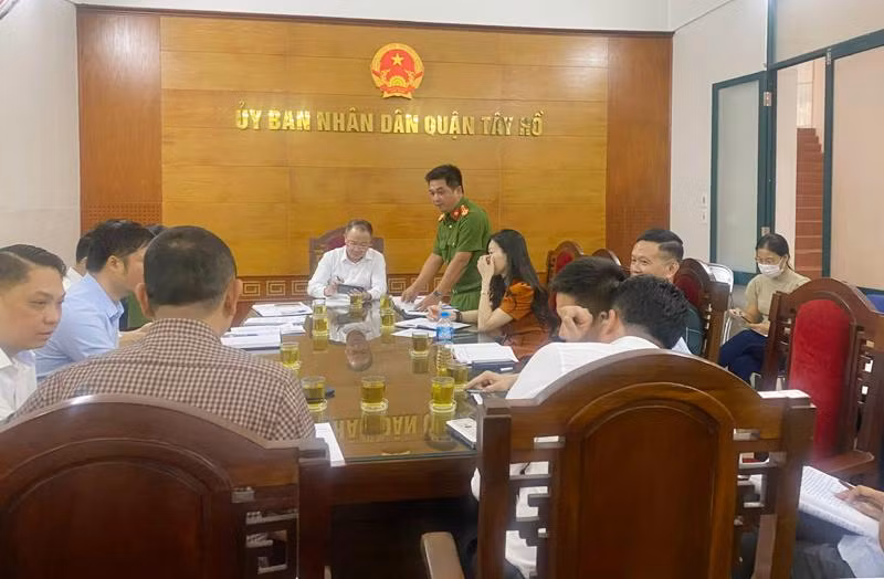 Trung tá Phạm Thế Vĩnh, Đội trưởng Đội PCCC&CNCH Công an quận Tây Hồ báo cáo tại hội nghị Trung tá Phạm Thế Vĩnh, Đội trưởng Đội PCCC&CNCH Công an quận Tây Hồ báo cáo tại hội nghị
