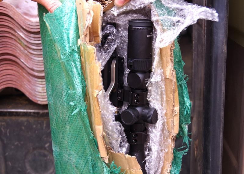 Cơ quan Công an phát hiện súng bắt đạn chì vận chuyển trên xe khách