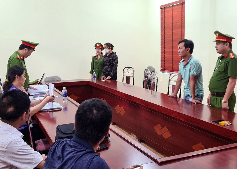 Cơ quan Cảnh sát điều tra thi hành quyết định bắt tạm giam 2 vợ chồng Nguyễn Văn Yên và Nguyễn Thị Thu