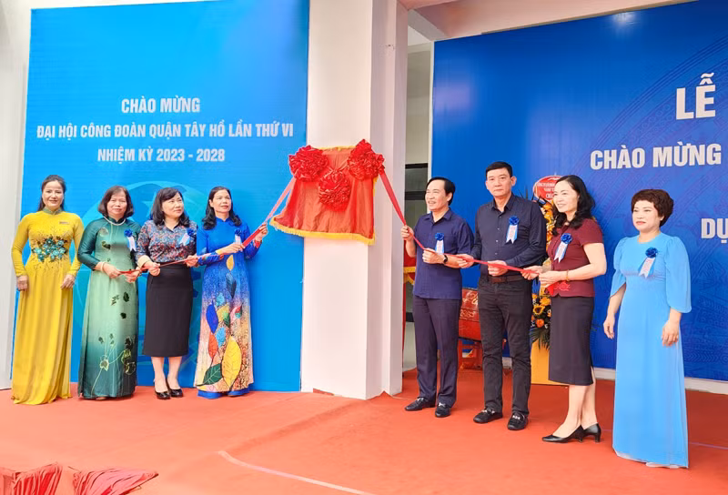 Các đại biểu thực hiện nghi lễ gắn biển công trình cải tạo, sửa chữa Trường Mầm non Nhật Tân chào mừng Đại hội Công đoàn quận Tây Hồ lần thứ VI, nhiệm kỳ 2023 - 2028