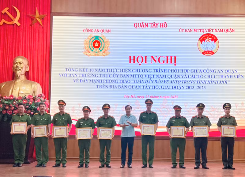 Đồng chí Nguyễn Anh Tuấn, Phó Bí thư Thường trực Quận ủy Tây Hồ trao khen thưởng cho tập thể, cá nhân có thành tích xuất sắc