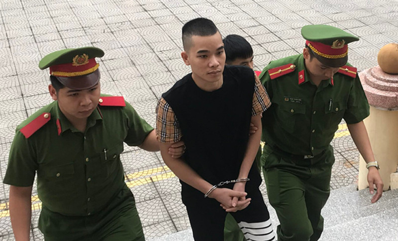 Cơ quan Công an dẫn giải đối tượng Bùi Văn Tây vào phòng xét xử Cơ quan Công an dẫn giải đối tượng Bùi Văn Tây vào phòng xét xử