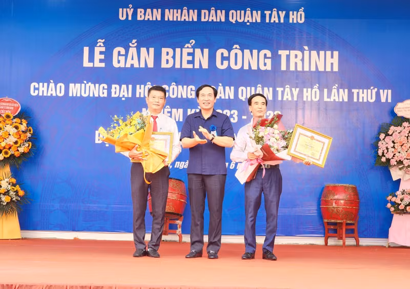 Phó Bí thư Thường trực Quận ủy Tây Hồ Nguyễn Anh Tuấn trao khen thường cho 2 tập thể có thành tích trong thực hiện Dự án cải tạo, sửa chữa Trường Mầm non Nhật Tân