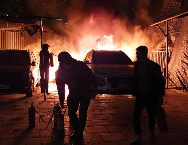 Hai xe ô tô bị cháy tại bãi trông giữ ảnh 1 Hai xe ô tô bị cháy tại bãi trông giữ ảnh 1