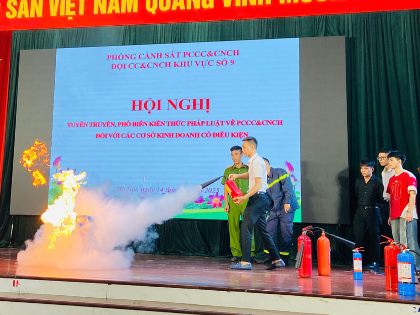 Các học viên thực hành sử dụng thiết bị chữa cháy an toàn, hiệu quả Các học viên thực hành sử dụng thiết bị chữa cháy an toàn, hiệu quả