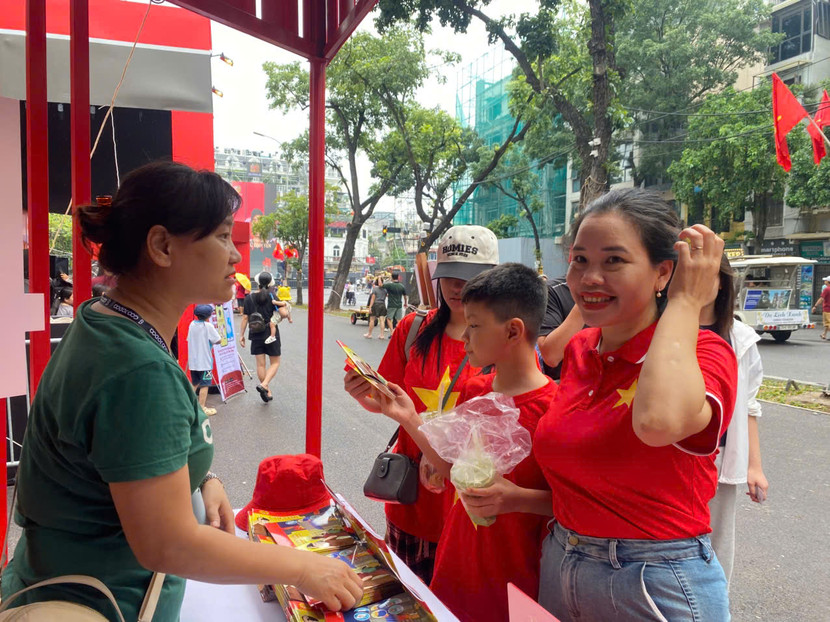 Nhiều du khách trải nghiệm với những hoạt động bổ ích của lính cứu hỏa đều có cảm nhận đây là hoạt động thân thiện, rất có ý nghĩa thiết thực, bảo vệ an toàn cho chính mình trong cuộc sống thường ngày Nhiều du khách trải nghiệm với những hoạt động bổ ích của lính cứu hỏa đều có cảm nhận đây là hoạt động thân thiện, rất có ý nghĩa thiết thực, bảo vệ an toàn cho chính mình trong cuộc sống thường ngày