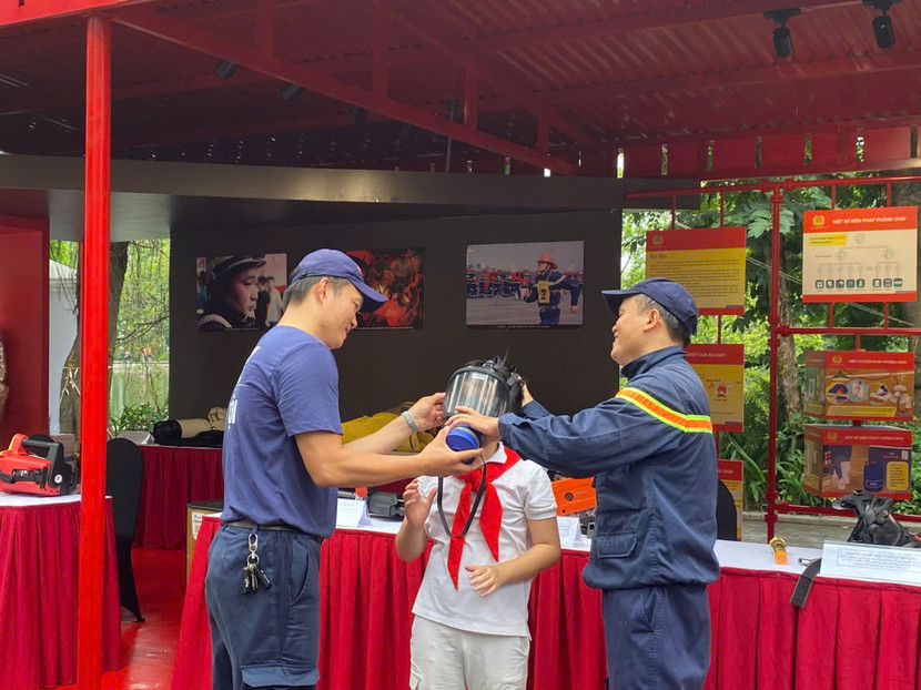 Những người lính cứu hỏa thân thiện hướng dẫn, trải nghiệm thiết bị cứu nạn, cứu hộ cho học sinh tại không gian bờ Hồ hoàn Kiếm Những người lính cứu hỏa thân thiện hướng dẫn, trải nghiệm thiết bị cứu nạn, cứu hộ cho học sinh tại không gian bờ Hồ hoàn Kiếm