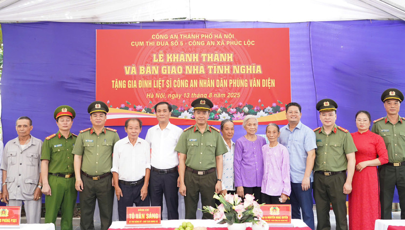 Đoàn công tác chụp ảnh lưu niệm cùng gia đình liệt sĩ