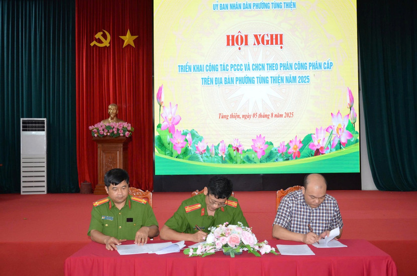 Đại diện UBND phường Tùng Thiện, Đội Chữa cháy và CNCH khu vực số 26 ký danh sách bàn giao cơ sở theo phân cấp quản lý Đại diện UBND phường Tùng Thiện, Đội Chữa cháy và CNCH khu vực số 26 ký danh sách bàn giao cơ sở theo phân cấp quản lý